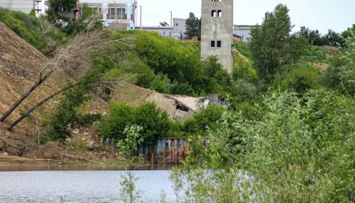 В Барнауле повалили одну из башен старого элеватора