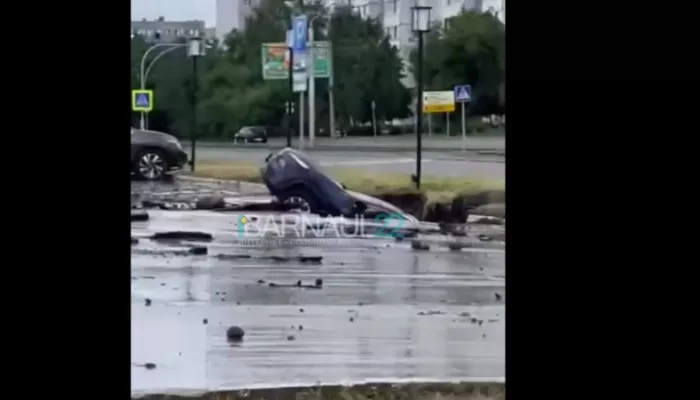 В Барнауле из-за коммунального порыва образовалась яма, куда упал автомобиль