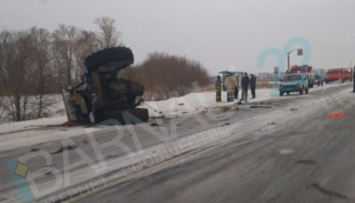 Трактор разорвало пополам в результате столкновения с КамАЗом на Алтае