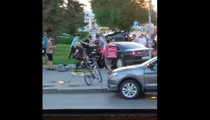 В Барнауле иномарка сбила велосипедиста у кинотеатра Мир
