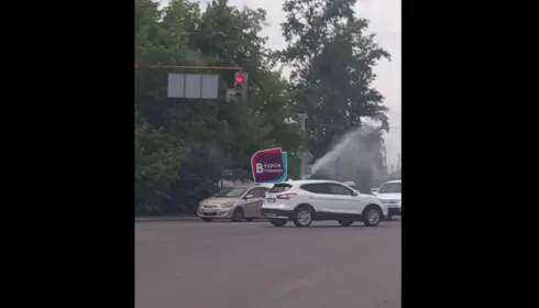 Коммунальный фонтан забил в районе шоссе Ленточный бор