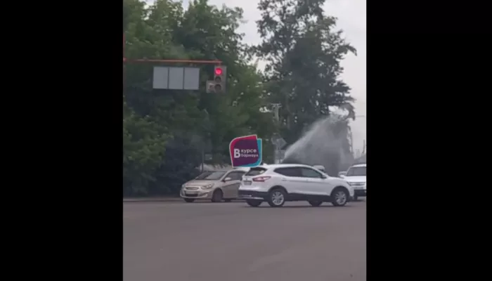 Коммунальный фонтан забил в районе шоссе Ленточный бор