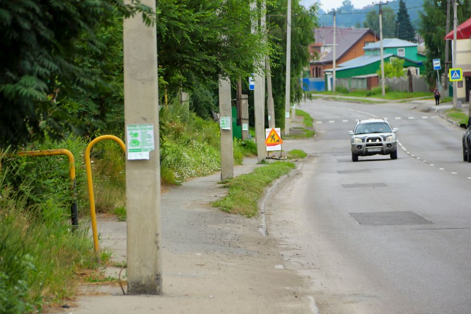 Бетонные опоры на тротуаре на ул. Кутузова