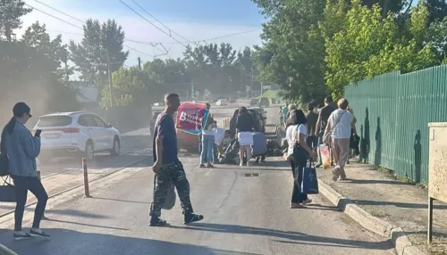 В Барнауле мотоциклист влетел в стоящий автомобиль