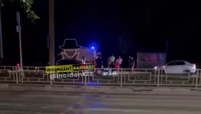 В Барнауле 17-летняя девушка попала под колеса авто на переходе