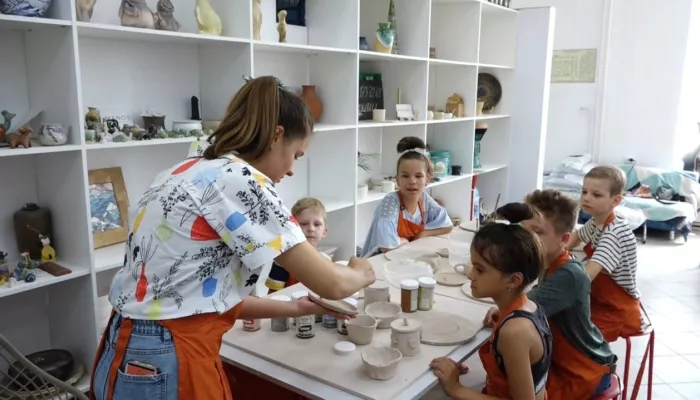 Маленькие барнаульцы с нарушением слуха научились делать посуду из глины