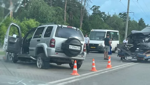 Пять человек пострадали при столкновении внедорожников в Барнауле