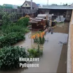 В Рубцовске дома и огороды затопило из-за аварии на водопроводе