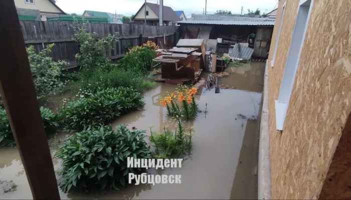 В Рубцовске дома и огороды затопило из-за аварии на водопроводе