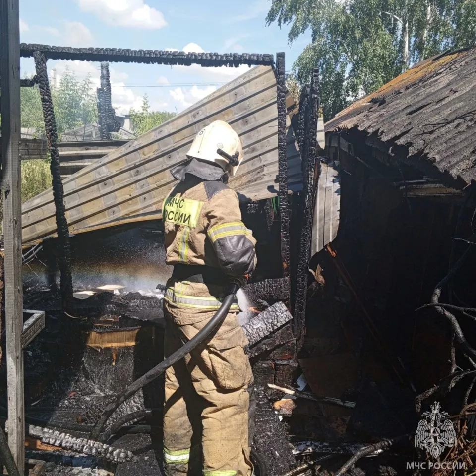 Частный дом загорелся в Новоалтайске на улице Коллективной - Толк 05.07.2024