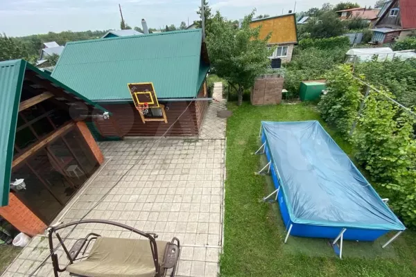 Двухэтажную дачу с бревенчатой баней и барбекю-домиком продают под Барнаулом