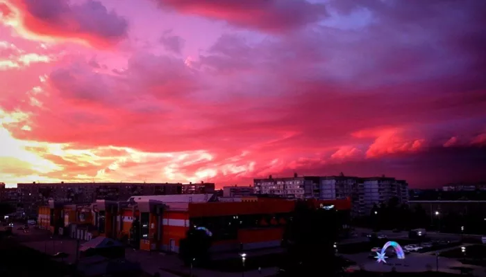 В небе над Алтайским краем разлился огненно-малиновый закат. Фото