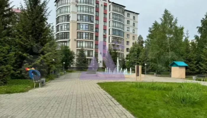 В Барнауле почти за 35 млн продают огромную квартиру с витражными окнами