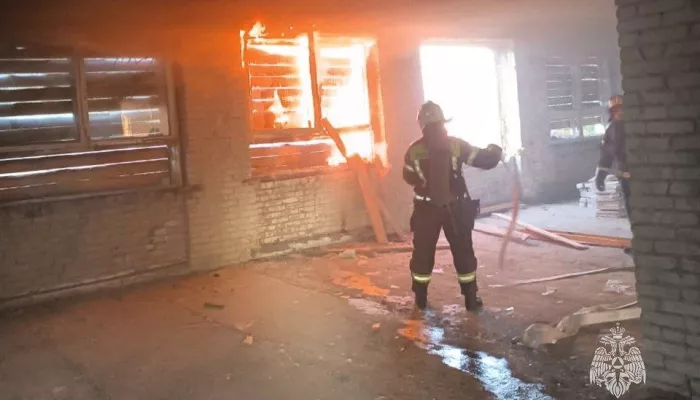 В Барнауле загорелось административное здание на Калинина