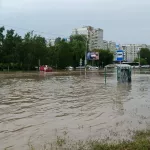 В Барнауле пешеходов сносит потоком дождевой воды. Фото