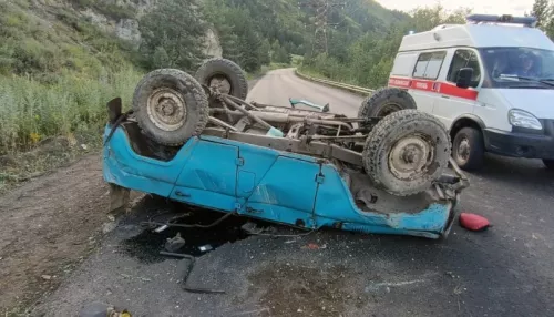 Пьяный лихач на УАЗ с тремя пассажирами попал в больницу после ДТП на Алтае