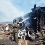 В Алтайском крае пожар уничтожил деревянную усадьбу
