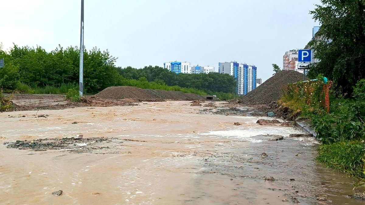 Строящаяся дорога на улице 280-летия Барнаула после залпового ливня