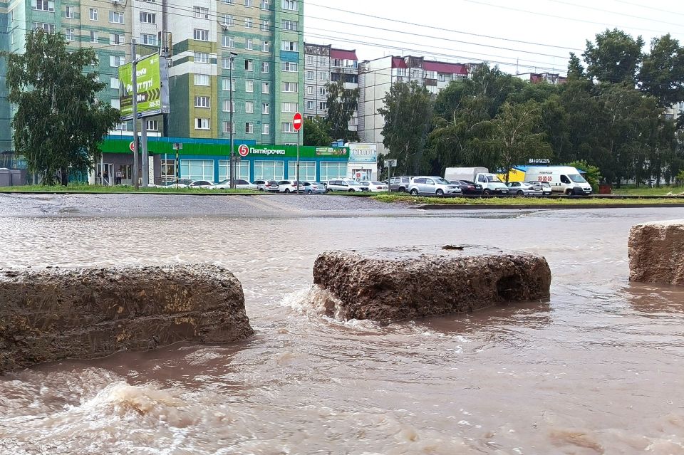 Последствия залпового ливня на улице Попова