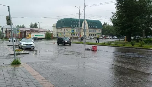 Доставщика еды на велосипеде сбили в районе площади Свободы в Барнауле