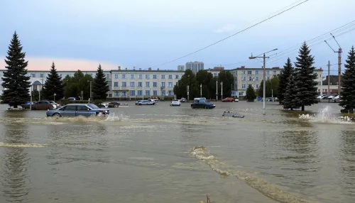 Потоп в городе. Нейросеть нарисовала последствия залповых ливней в Барнауле
