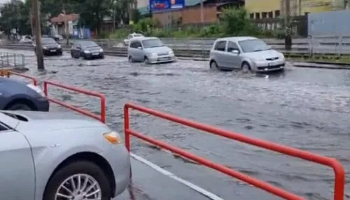 Очередной дождь в Бийске затопил недавно очищенную ливневку