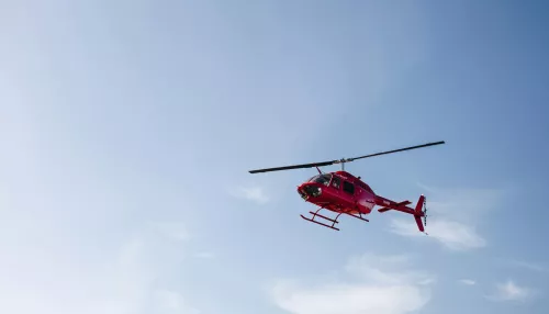 Пилота вертолета накажут за посадку у сельского магазина в Сибири