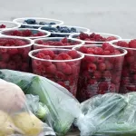 На рынках Барнаула появились ягоды и овощи: что продают и сколько это стоит