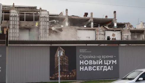 Пыль столбом и падающие обломки. В Барнауле продолжают сносить легендарный ЦУМ
