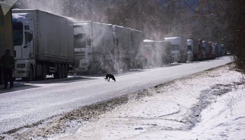 Почти 120 грузовиков встали на Военно-Грузинской дороге из-за непогоды