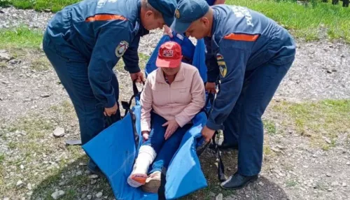 На Алтае пожилую путешественницу пришлось эвакуировать с водопада