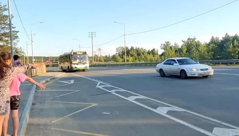 Барнаульцы пожаловались на автобусы, которые проезжают мимо остановок
