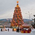 Главную новогоднюю ёлку начали устанавливать в Барнауле