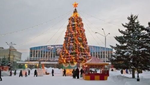 Главную новогоднюю ёлку начали устанавливать в Барнауле