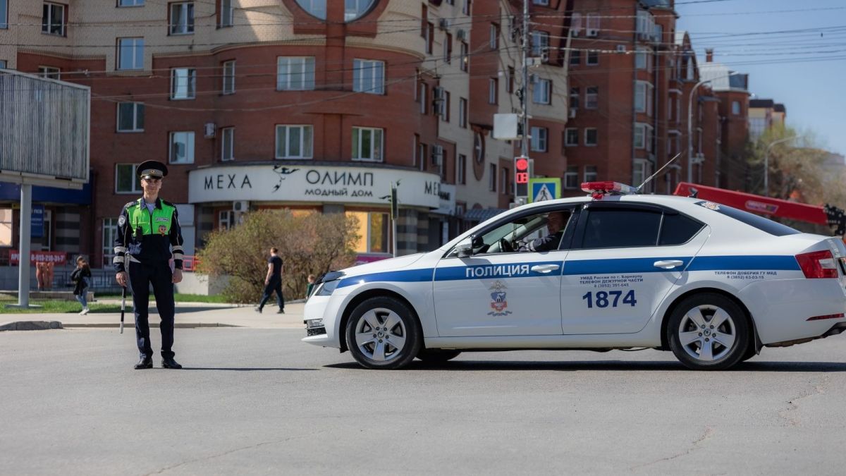 Работа инспекторов ДПС на дорогах Барнаула