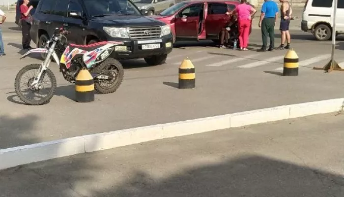 В Барнауле подросток без прав на мотоцикле влетел в иномарку и попал в больницу