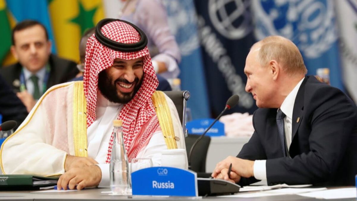 Дал пять: Песков объяснил рукопожатие Путина и саудовского принца