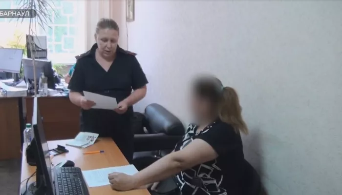 В Барнауле семью мигрантов выдворяют из России за плевок и драку сына