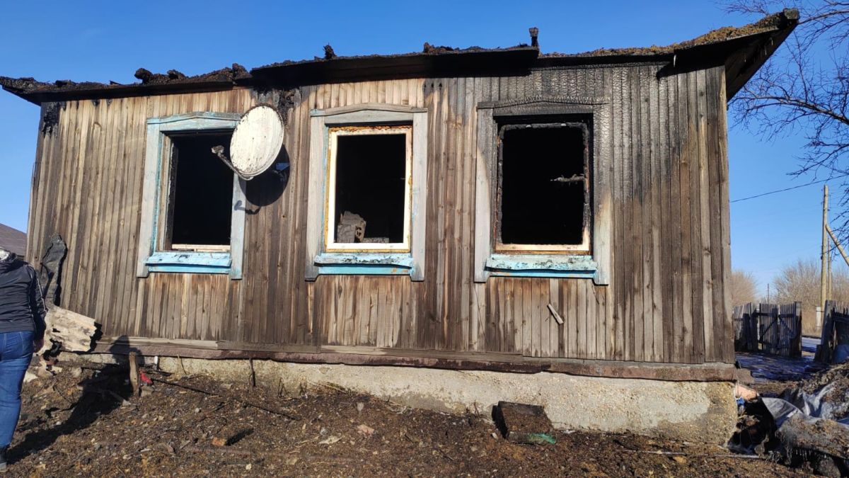 Сгоревший дом многодетной семьи из Горняка 