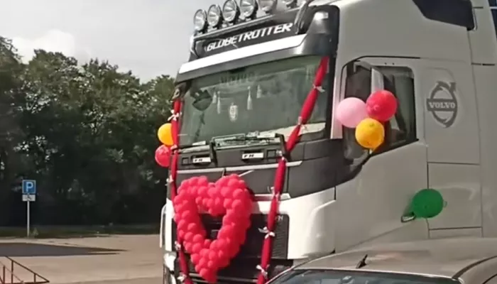 В Барнауле заметили необычный свадебный кортеж с фурой Volvo
