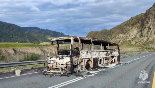 На Чуйском тракте ранним утром сгорел дотла рейсовый автобус