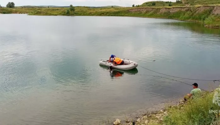 В Алтайском крае тело рыбака достали из искусственного водоема
