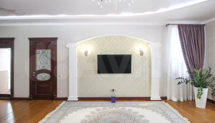 Дорогую квартиру с мраморными подоконниками и стульями в позолоте продают в Барнауле