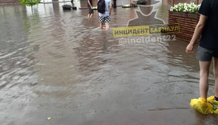Улицы Барнаула вновь затопило после обильного ливня