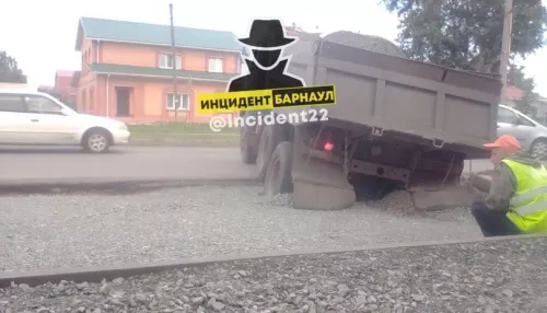 В Барнауле КамАЗ провалился во время ремонта дороги