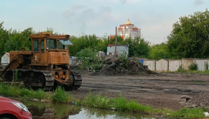 Одну из старейших платных парковок города снесли в спальном районе Барнаула. Фото