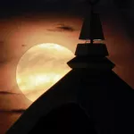 Барнаульский фотограф запечатлел завораживающую Луну. Фото