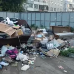 Барнаульцы пожаловались на огромную кучу мусора рядом с районной администрацией