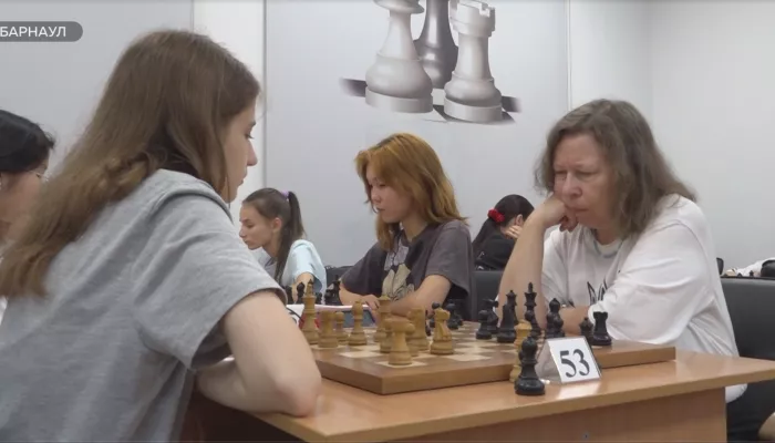 Галантно и справедливо: в Алтайском крае проходят женский и мужской шахматные турниры