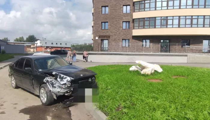 Пьяный водитель BMW врезался в фасад дома в центре Барнаула